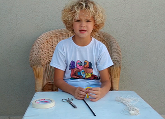 niño sentado a una mesa para experimento de acción y reacción