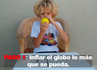 niño inflando un globo para experimento de acción y reacción