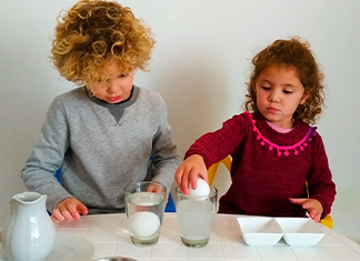 poner huevos en vaso con agua y sal