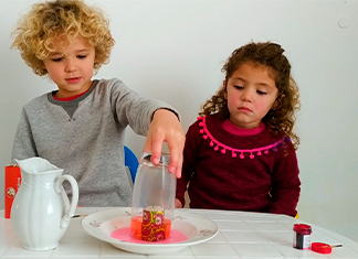 sacamos el vaso que tapa la vela en un experimento fácil