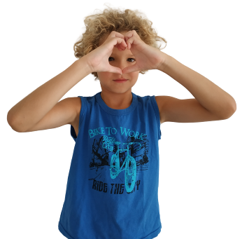 niño haciendo gesto de corazóncon las manos