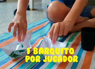 dos barquitos de papel de un juego de mesa casero para niños