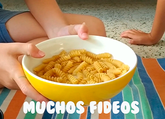 recipiente con fideos tirabuzón juego de mesa casero para niños