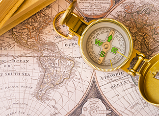 brujula sobre mapas antiguos