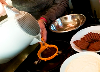 tirando agua en un colador con café