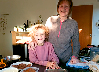 niño y abuela preparando chocotorta