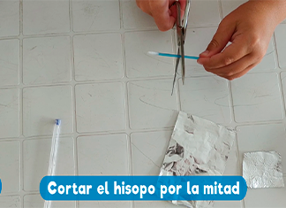 tijera corta un isopo con la tijera para un lápiz táctil