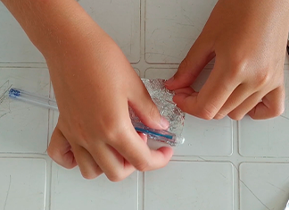 preparar papel metálico para envolver lapiz