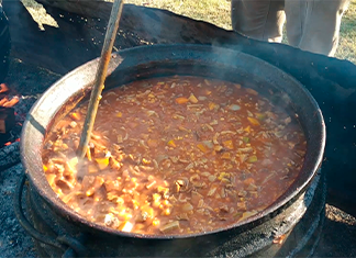 receta remover olla llena de locro argentino a fuego lento